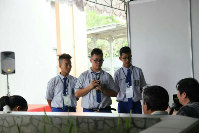 Peserta lomba sedang mempresentasikan karya ilmiah mereka.