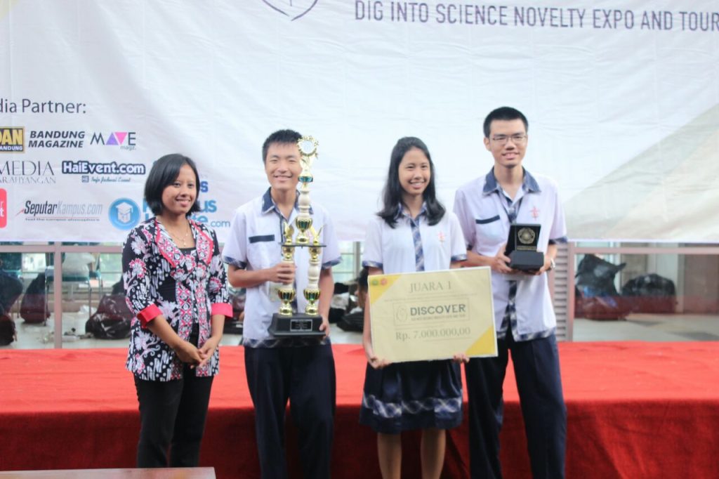 Kelompok dari SMA Kristen Trimulia Bandung keluar sebagai juara pada lomba karya ilmiah tahun ini