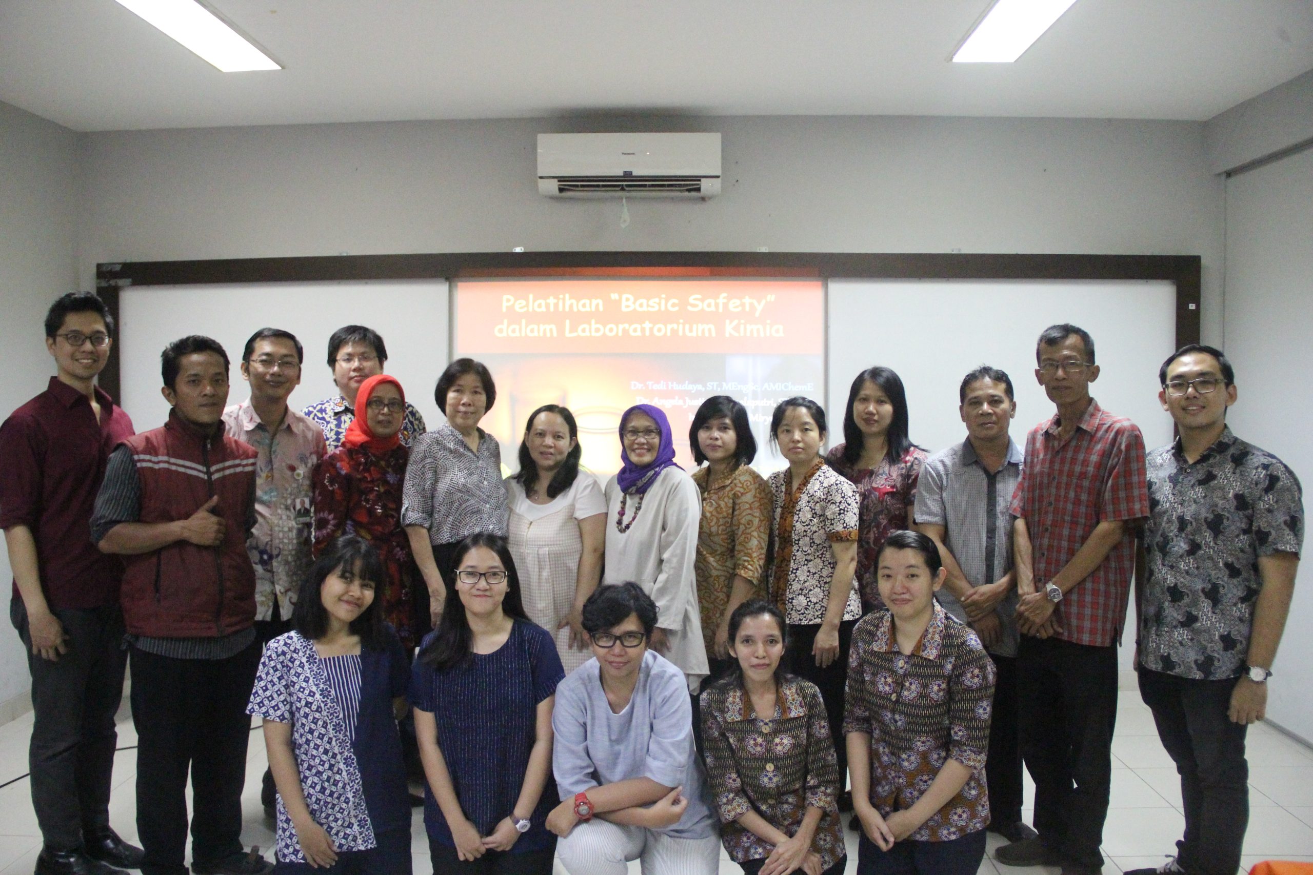 Workshop Safety dan Pembuatan Modul Praktikum bagi Guru-guru SMA 2019