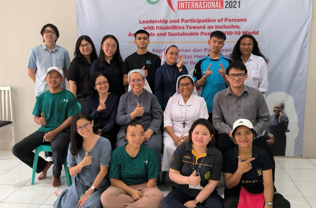 Pelatihan Pemasaran dan Kemasan Lilin di Panti Asuhan Bhakti Luhur ALMA