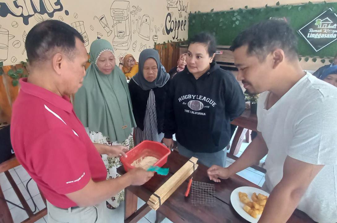 Pengenalan dan Pelatihan Budidaya Maggot sebagai Solusi Pengolahan Limbah Organik di Desa Linggasana